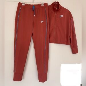 Nike set Girls. Size:Xl . Women size:M